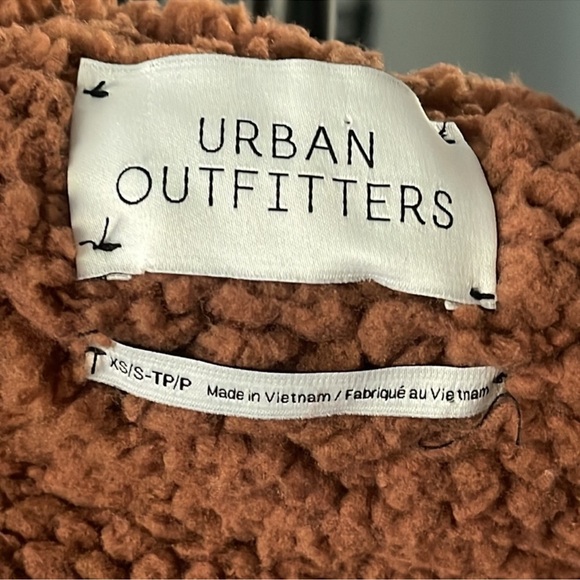 URBAN OUTFITTERS Black and Brown Teddy Oversized
Open Hoodie Pockets Size XS/S - Picture 12 of 12